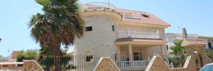 The extraordinary villas for sale in La Zenia - Orihuela Costa will enchant your whole family