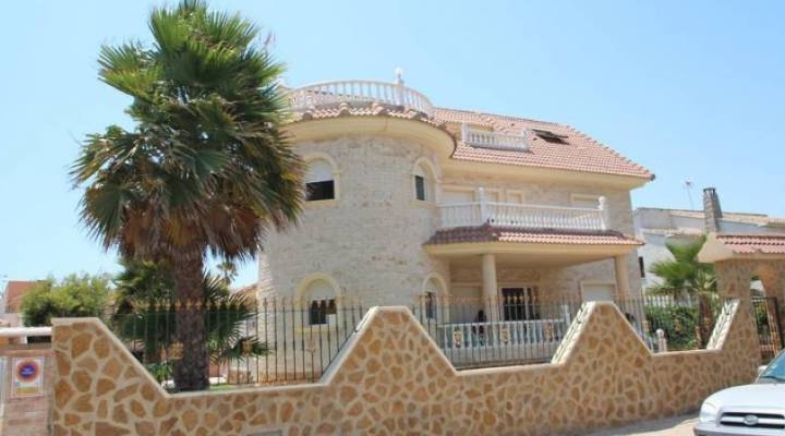 The extraordinary villas for sale in La Zenia - Orihuela Costa will enchant your whole family